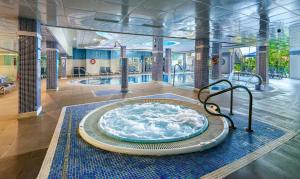 Der Swimmingpool an oder in der Nähe von Benalmadena Palace Spa