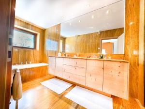 Kopalnica v nastanitvi Sumptuous Chalet with Breathtaking views by GuestLee