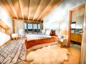 Postel nebo postele na pokoji v ubytování Sumptuous Chalet with Breathtaking views by GuestLee + 37 fotografií