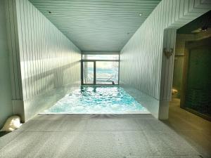 Bazen v nastanitvi oz. blizu nastanitve Sumptuous Chalet with Breathtaking views by GuestLee
