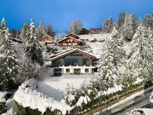 Sumptuous Chalet with Breathtaking views by GuestLee v zimě