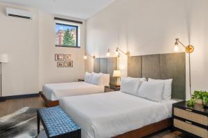 The Rathbone Hotel客房内的一张或多张床位