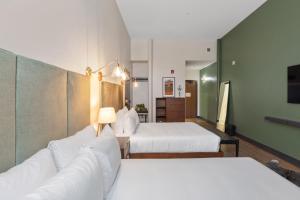 The Rathbone Hotel客房内的一张或多张床位