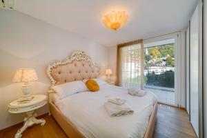 Ένα ή περισσότερα κρεβάτια σε δωμάτιο στο Luxury Penthouse in Montreux City with Lake View by GuestLee