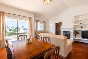 a living room with a dining table and a couch at Villa Eulália in Guia