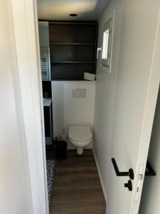 Koupelna v ubytování Tiny house avec jardin clos et privatif proche Disneyland et parc des félins