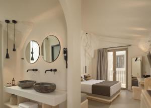 Voodi või voodid majutusasutuse Manili Boutique Suites & Villas toas