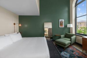 蒙特罗斯The Rathbone Hotel的带一张大床和一把椅子的卧室