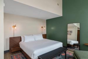 The Rathbone Hotel客房内的一张或多张床位