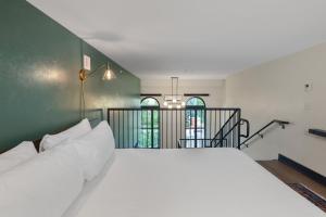 The Rathbone Hotel客房内的一张或多张床位