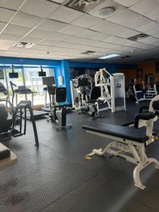 - une salle de sport avec de nombreuses chaises et machines dans l'établissement Acogedor Alojamiento Turístico Isla Verde, à San Juan