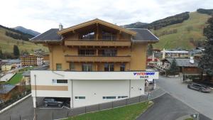 duży budynek w środku miasta w obiekcie Bolodges Apartments by Alpin Rentals w Saalbach Hinterglemm
