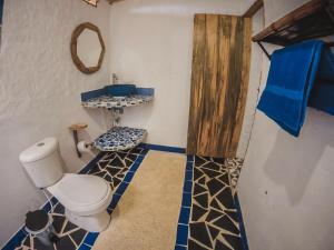 a bathroom with a toilet and a sink at Tierra Activa Alojamiento Eco Rural finca orgánica y agroturística in San Agustín +69 photos