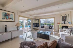 Μια τηλεόραση ή/και κέντρο ψυχαγωγίας στο Luxurious Private 6-bed villa with Pool Mougins