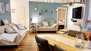 een woonkamer met een bank en een tafel bij Hafenidyll 46 in Ostseebad Karlshagen