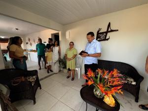 eine Gruppe von Personen, die in einem Wohnzimmer stehen in der Unterkunft Pousada Mar de Sonhos in Maragogi