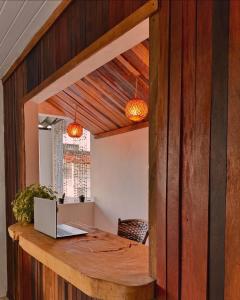 ein Büro mit einem Holzschreibtisch mit einem Laptop darauf in der Unterkunft Pousada Mar de Sonhos in Maragogi