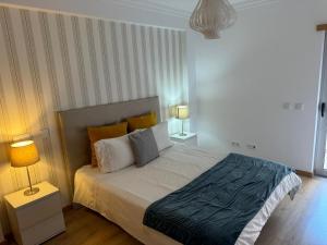 una camera da letto con un letto grande con due lampade di Modern 2 Bed Apartment 5km Carvoeiro a Lagoa