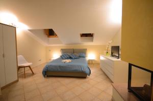 um quarto com uma cama e uma televisão em B&B Portanova em Salerno