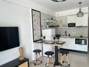 トロにあるDaisy's One-bedroom apartmentのキッチン(テーブル、スツール、テレビ付)