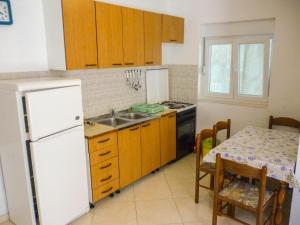 Kuchyň nebo kuchyňský kout v ubytování Apartmani Babaja
