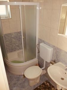 Koupelna v ubytování Apartmani Babaja