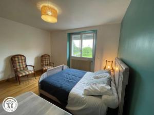 Saint-Aubin-des-OrmeauxにあるSéjour nature au cœur du bocage vendéen, proche Puy du Fou - 3 chambres avec terrasse et jardin - FR-1-426-556のベッドと椅子2脚と窓のある寝室