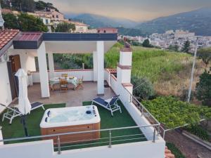 a balcony with a hot tub on a house at Loft incantevole con idromassaggio esterno privato in Patti