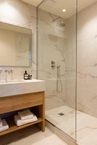 a bathroom with a sink and a shower at Appartement Luxueux - 2BR 6P -Vue Tour Eiffel in Paris
