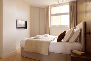 سرير أو أسرّة في غرفة في Appartement Luxueux - 2BR 6P -Vue Tour Eiffel
