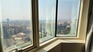 Una vista de una ciudad desde la ventana de una oficina. en Splendid Private Rooms, en Sharjah