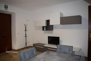 a dining room with a table and chairs and a television at Casa vacanze all'archetto in Villa San Giovanni in Tuscia