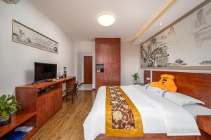 Postel nebo postele na pokoji v ubytování Guilin Peach Blossom Bay Hotel