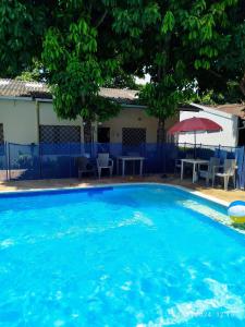 Una gran piscina azul con una mesa y sillas. en Condominio El Portal Casa 5, en Carmen de Apicalá