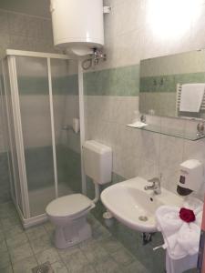 Koupelna v ubytování Motel Majolka + 14 fotografií
