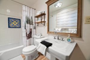 Ένα μπάνιο στο Bear Claw Cabin - Perfect location with an amazing game room and hot tub! +55 φωτογραφίες