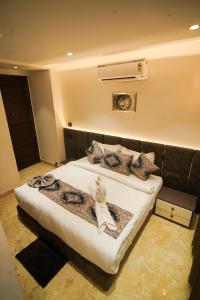 a bedroom with a bed in a room with a air compressor at Hotel Ammison Inn & Suites in Amritsar +35 photos