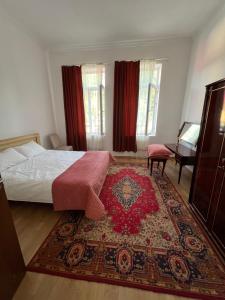 une chambre avec un lit et un tapis au sol dans l'établissement La Montagna, à Gordi