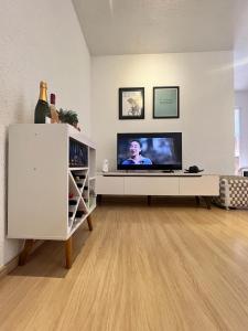 TV a/nebo společenská místnost v ubytování Apartamento 2 Quartos Aconchegante a 21 Km e 30min do Aeroporto de Confins