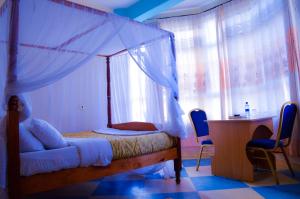 Un pat sau paturi într-o cameră la Stardom Hotel