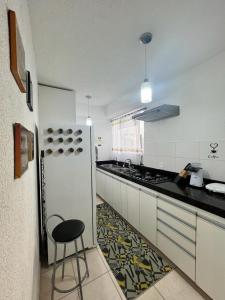 Kuchyň nebo kuchyňský kout v ubytování Apartamento 2 Quartos Aconchegante a 21 Km e 30min do Aeroporto de Confins