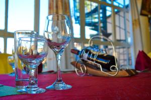 dos copas de vino sentadas en una mesa con un bolso en Stardom Hotel, en Nairobi