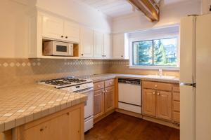 Kuchyň nebo kuchyňský kout v ubytování Dollar Meadows Condo with Sun Valley Resort Amenities