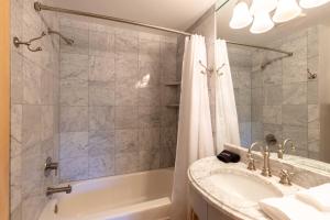 Koupelna v ubytování Dollar Meadows Condo with Sun Valley Resort Amenities + 23 fotografií