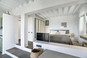 TV a/nebo společenská místnost v ubytování Niriides Resort
