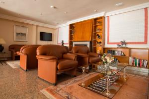 a living room with leather couches and a table at Bellavista in El Barco de Ávila