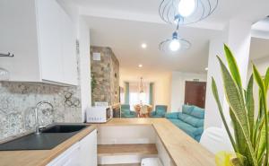 una cucina con lavello e un soggiorno di Casas Rurales Los Teatinos a Casas de los Teatinos