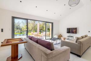 Ruang duduk di Modern Villa with Heated Pool and Garden