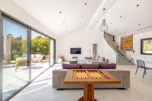Televisyen dan/atau pusat hiburan di Modern Villa with Heated Pool and Garden +21 gambar