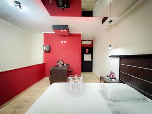 a room with a bed and a red wall at MOTEL MK 66 in Mairinque